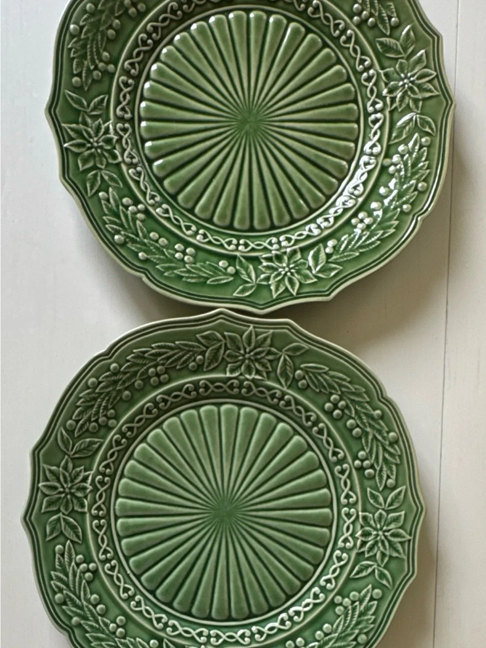 Set of 2 BORDALLO PINHEIRO Green CHRISTMAS Holly Poinsettia 12” PLATES
